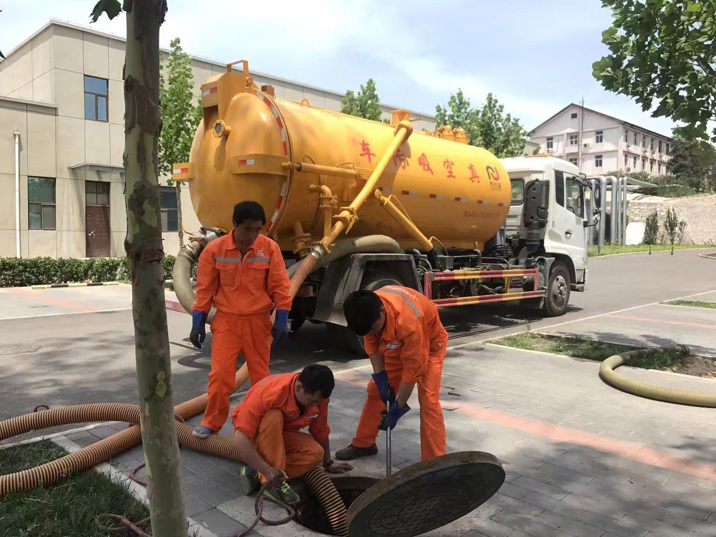 永平管道疏通车停在窨井附近