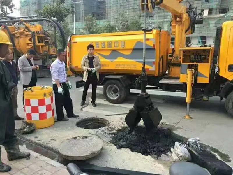 永平街道：网格员化身“清道夫”，为民解忧疏通“堵心”化粪池