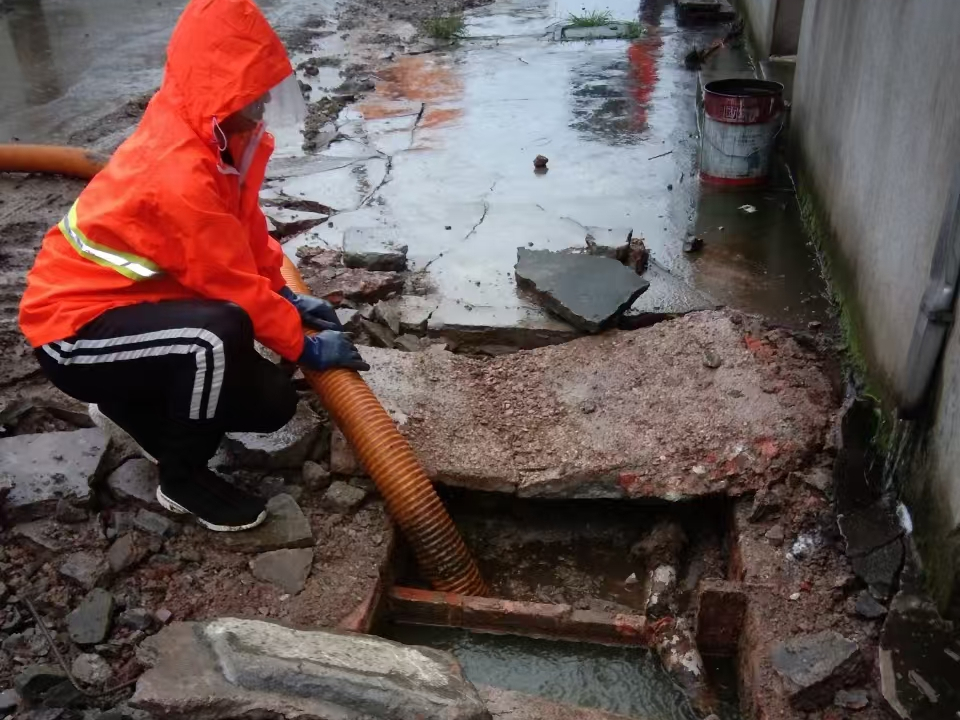 永平专业清理污水池 炜誉市政以规范流程守护城市 “肠道”