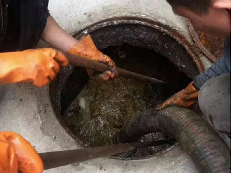 永平清理化粪池时如何避免沼气的危害？